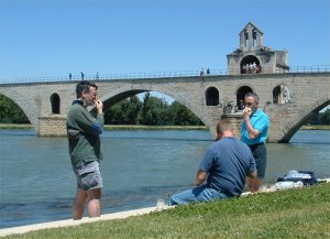 Sous le pont d'Avignon / on y mange, on y mange
